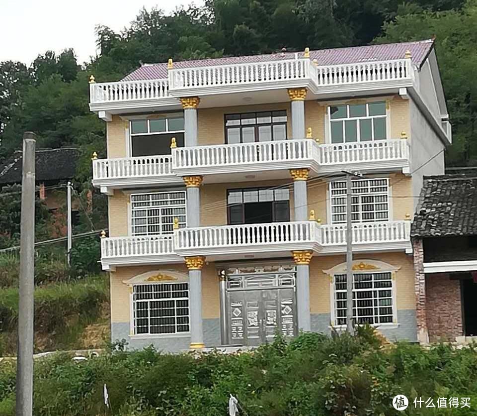 农村别墅自建房，精致门窗大改造，摆脱“土气”逆袭豪宅！