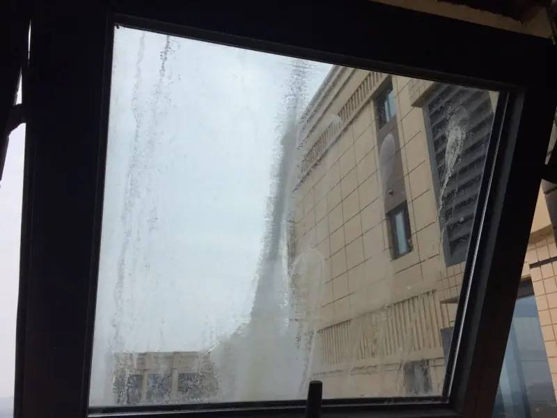 阳光房的顶部很容易弄脏，包括落叶灰尘、雨痕、鸟粪等，变得非常难看。